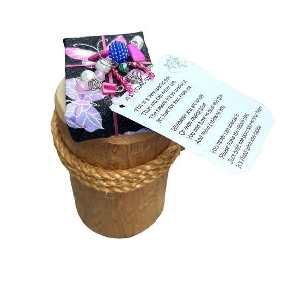 Handcrafted,‎ Embellished, Fabric Wrapped Gift Box - Picture 3 of 7